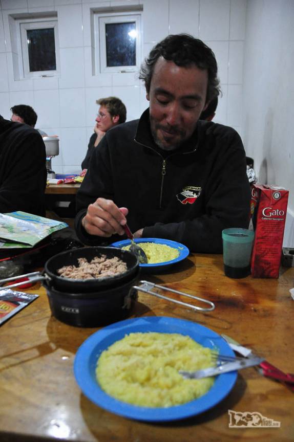 Feliz da vida com a ceia de natal que organizamos no refúgio Grey, no parque nacional Torres del Paine, no sul do Chile